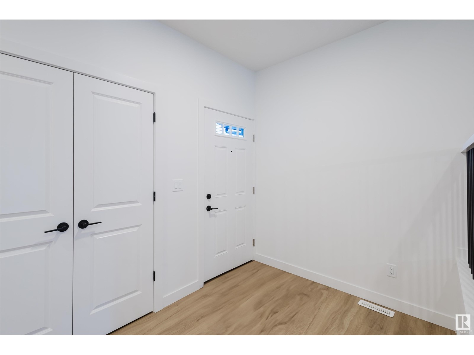6411 27 AV SW