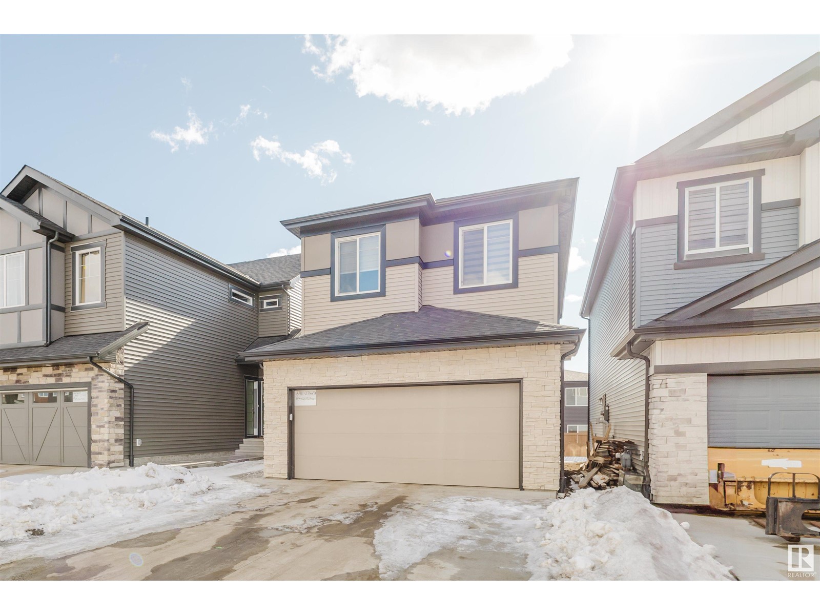 6411 27 AV SW