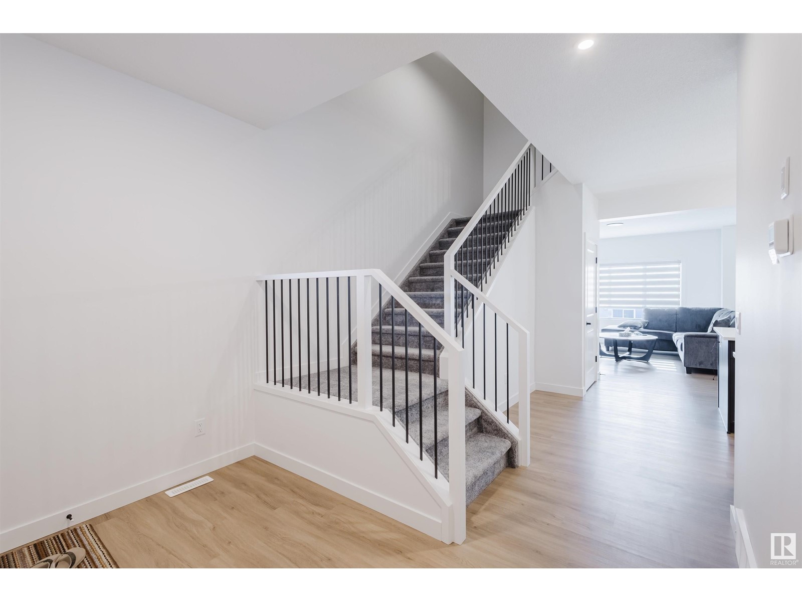 6411 27 AV SW