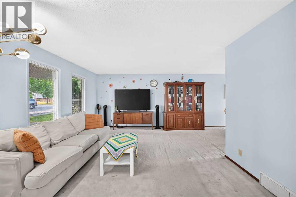 11 rundlemere Place NE
