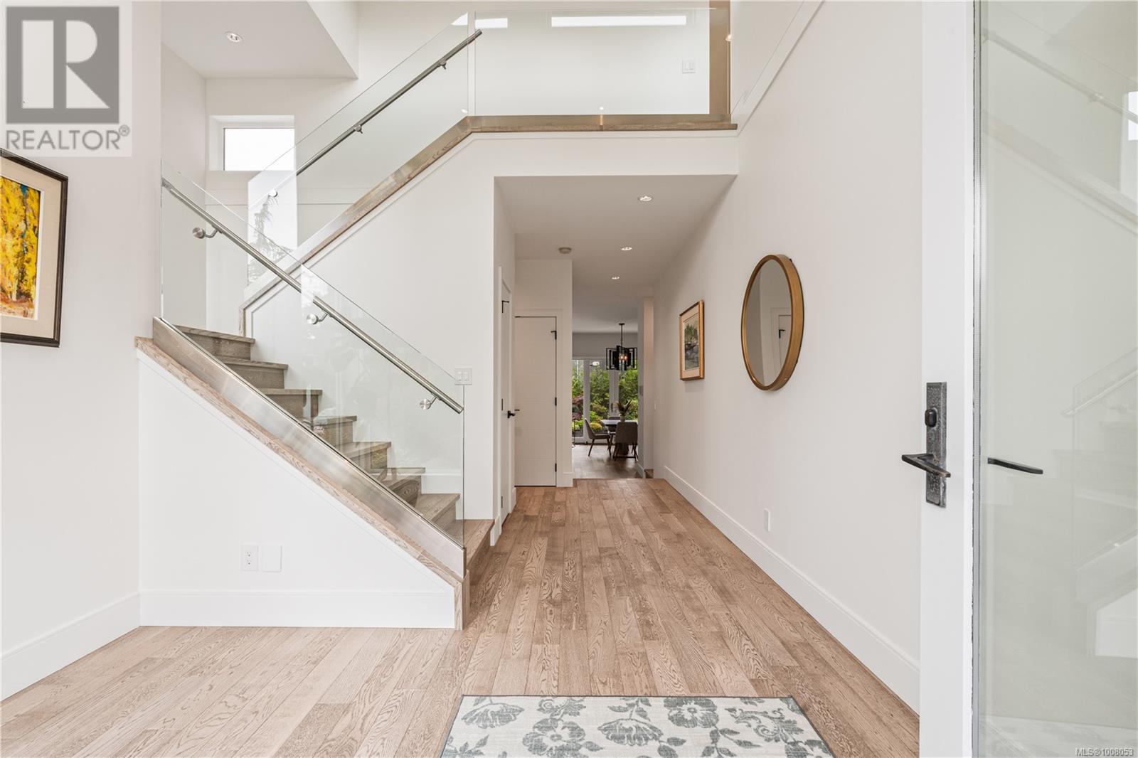 52 Maquinna St