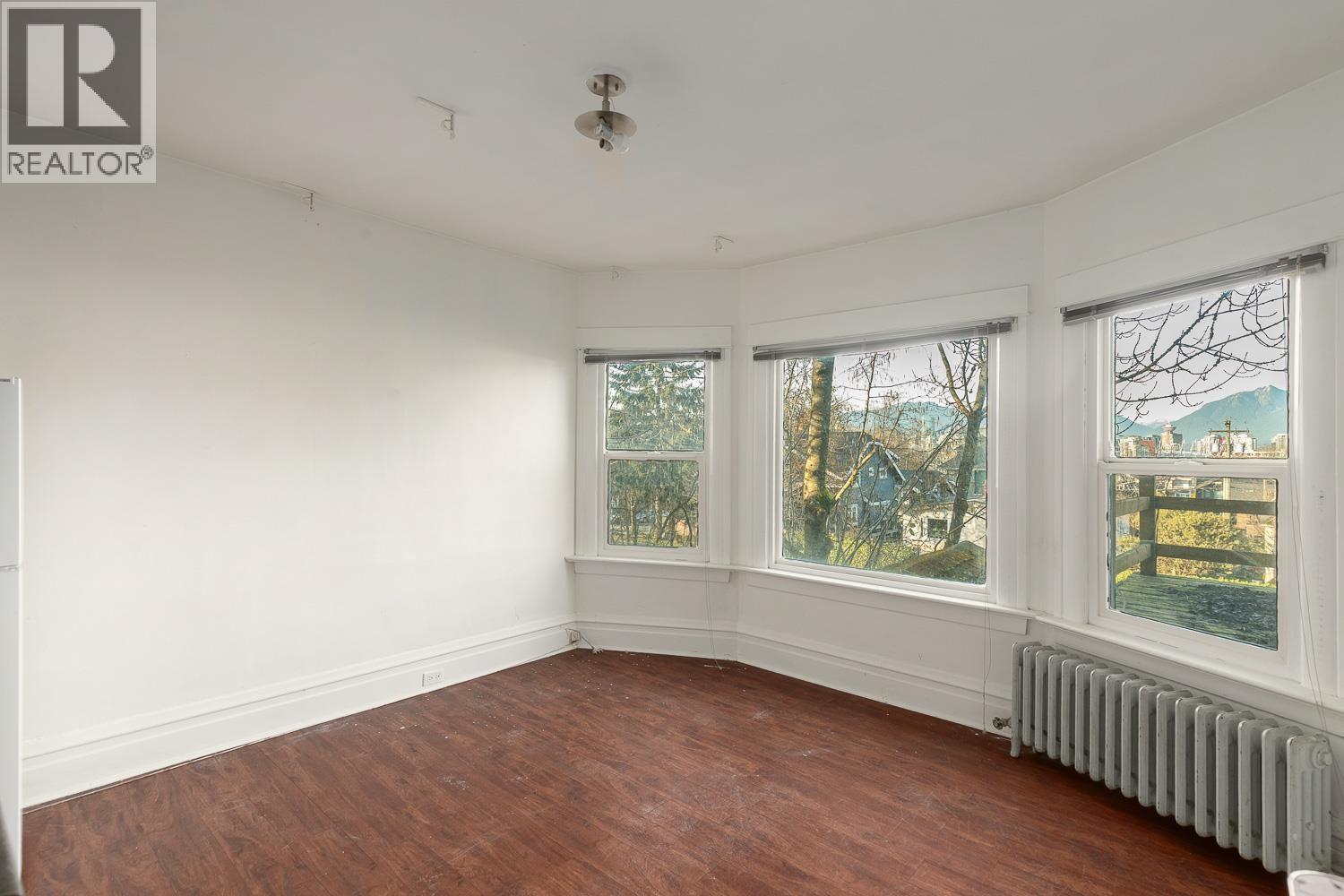 236 W 12TH AVENUE