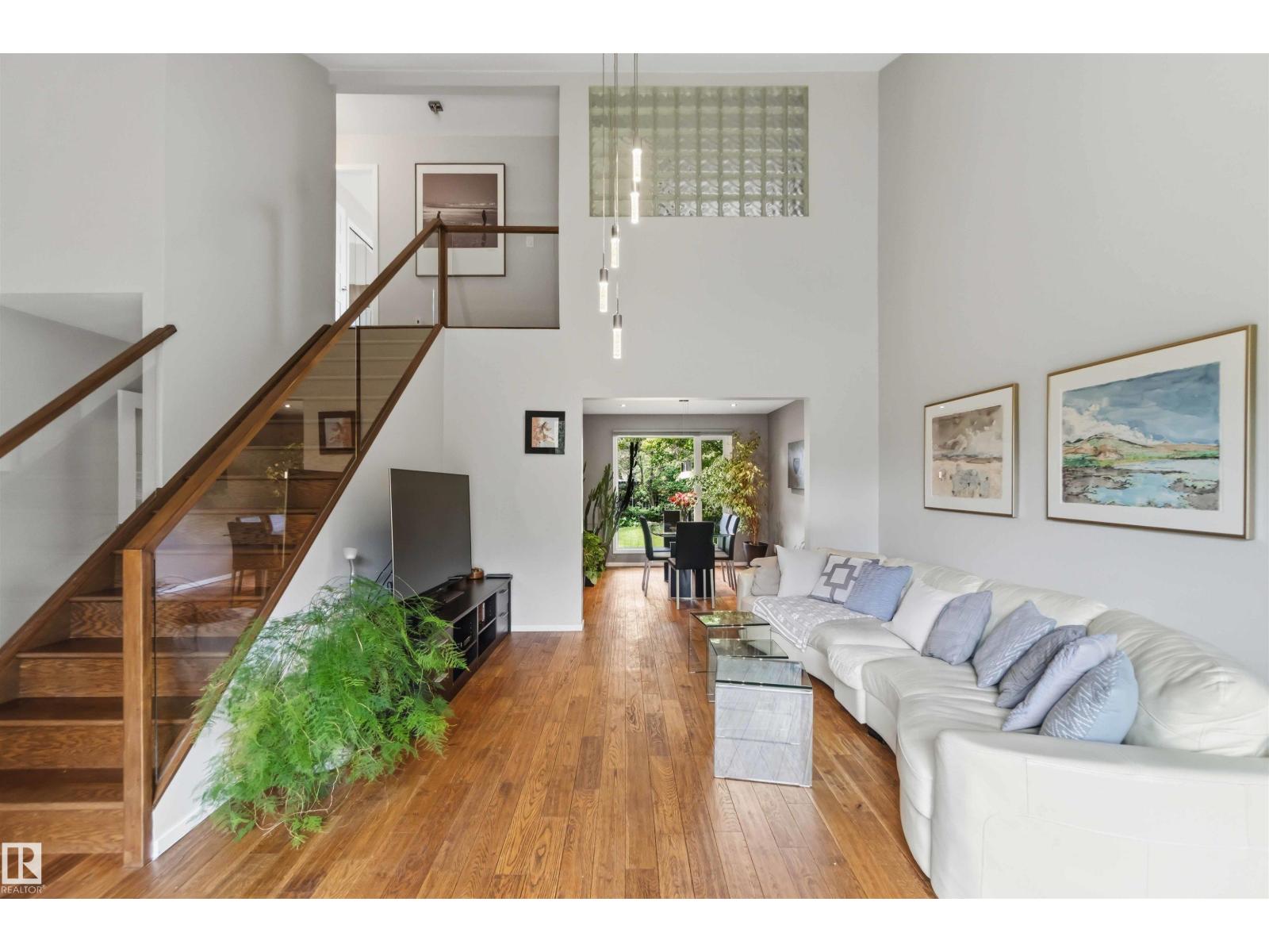 1832 104A ST NW