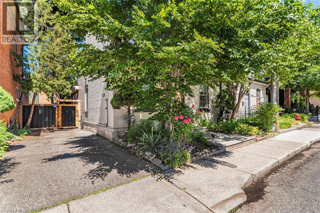 18 PEARL Street S