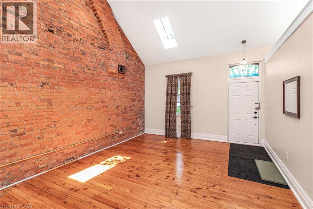 18 PEARL Street S