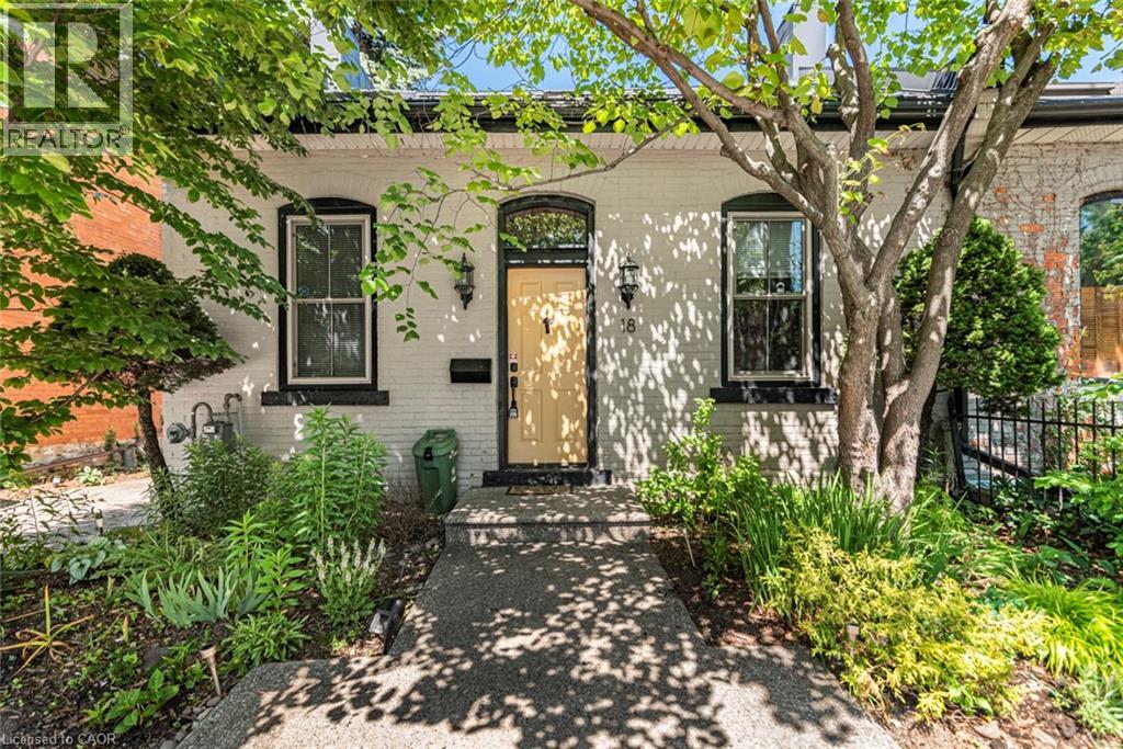18 PEARL Street S