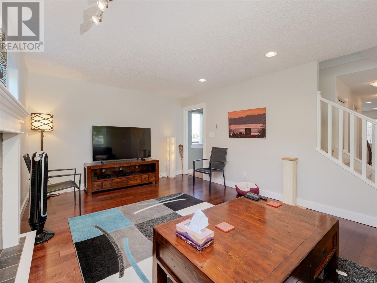 2 921 Colville Rd