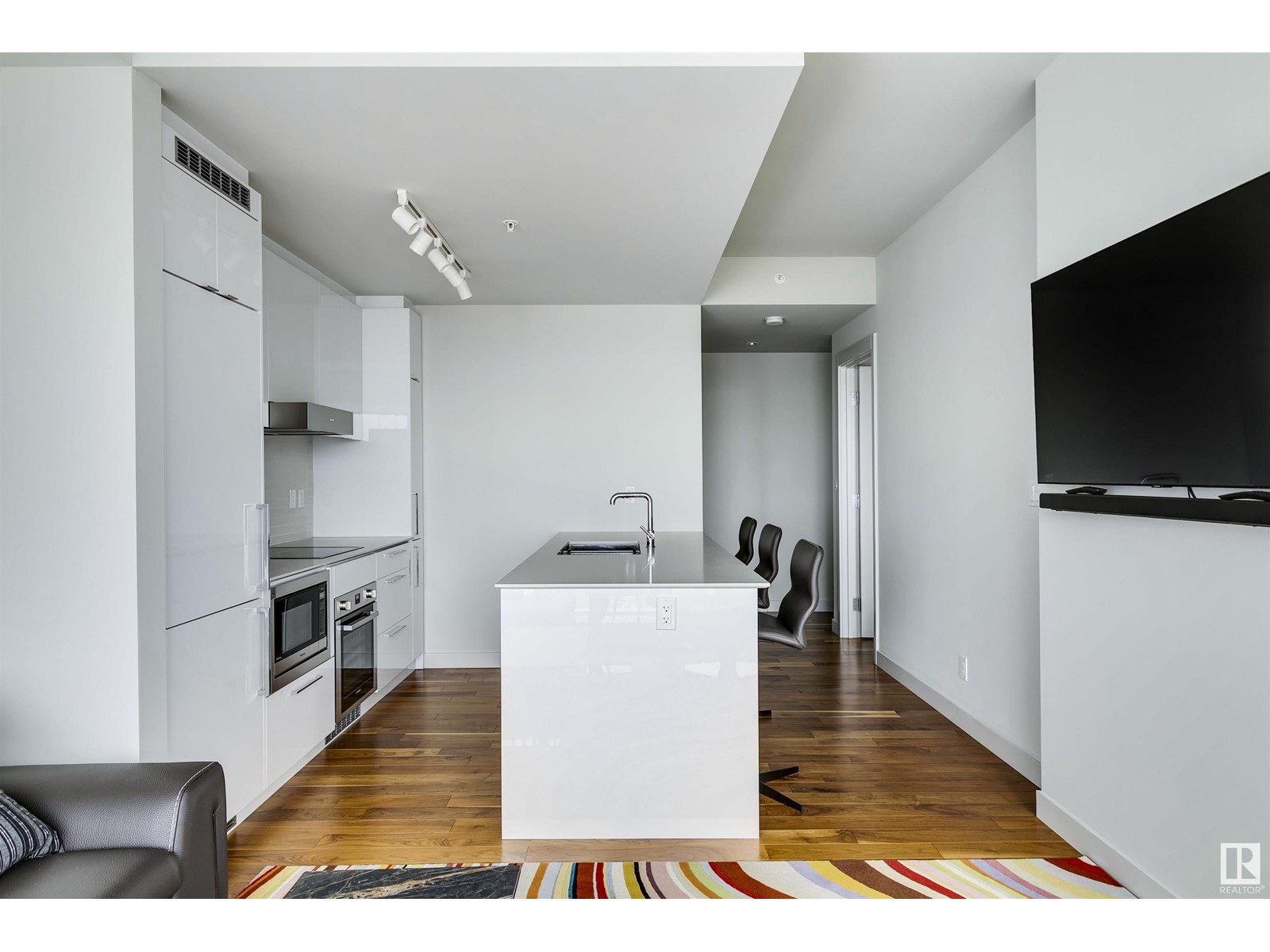 #2912 10360 102 ST NW