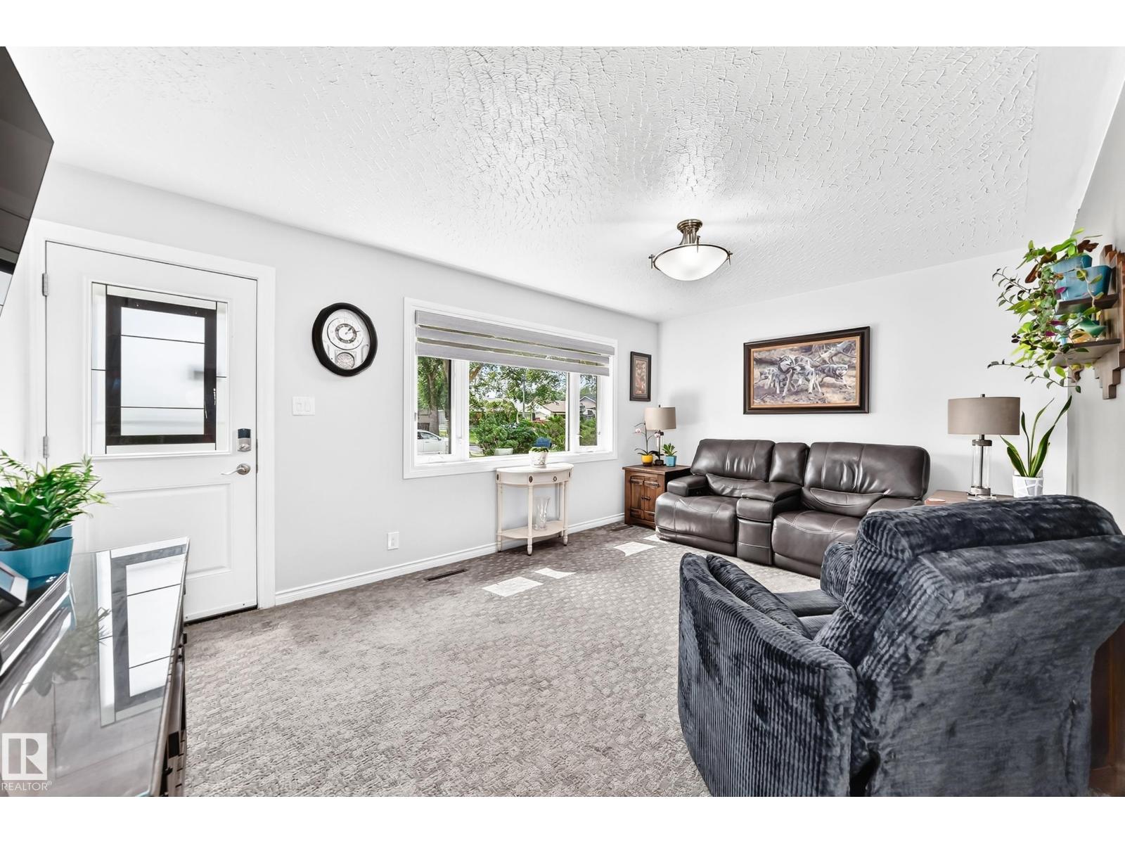 10524 128 AV NW