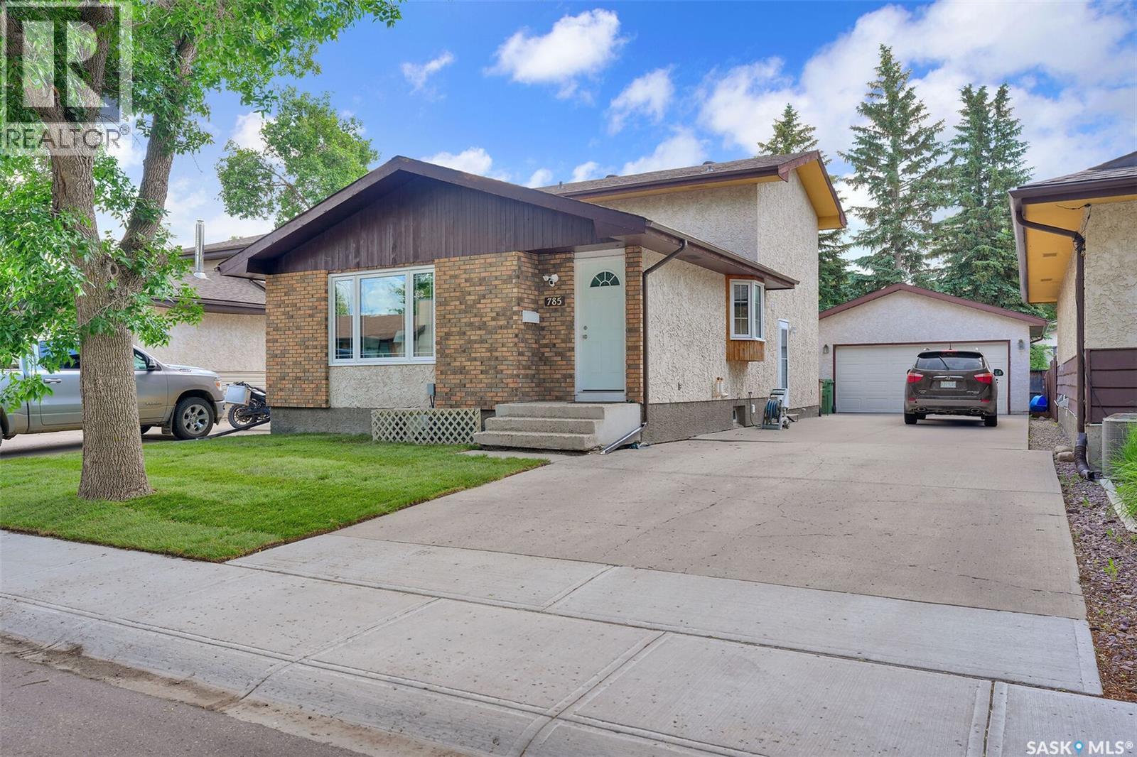 785 Bard CRESCENT N