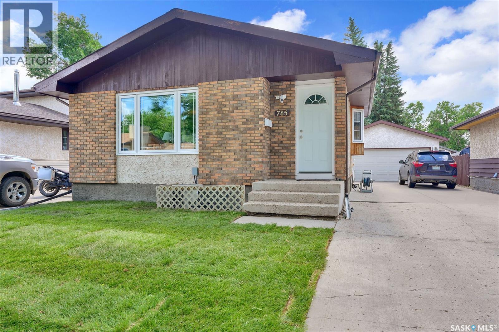 785 Bard CRESCENT N