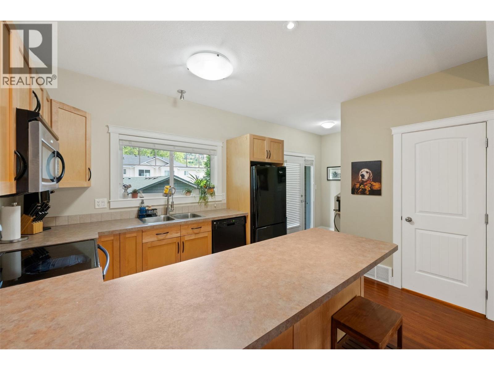 123 Green Avenue W Unit# 103