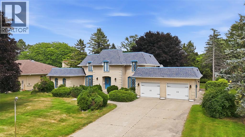 8 CRESTWOOD PLACE