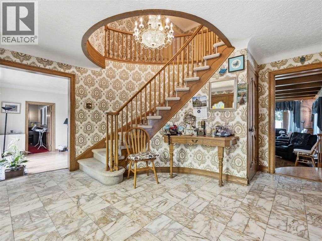 8 CRESTWOOD PLACE