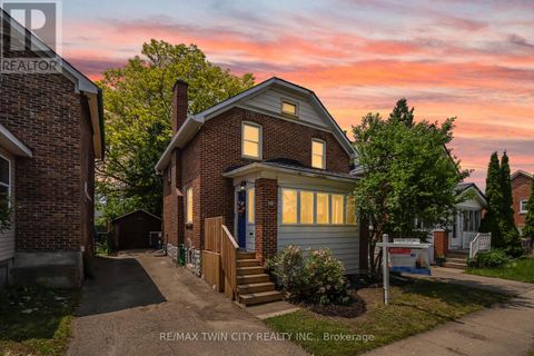 35 MOORE AVENUE N Waterloo ON N2J3E4