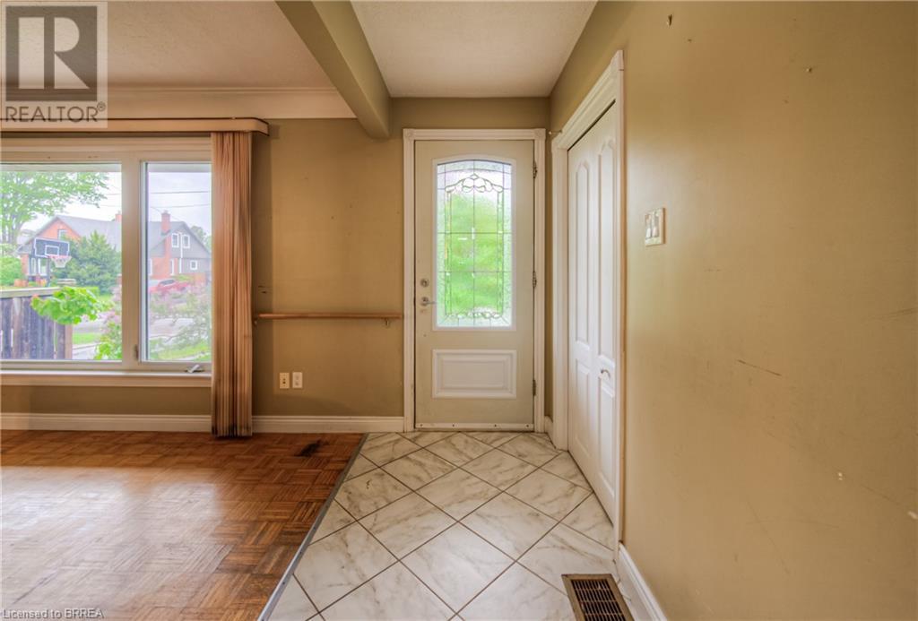 16 ROWANWOOD Avenue