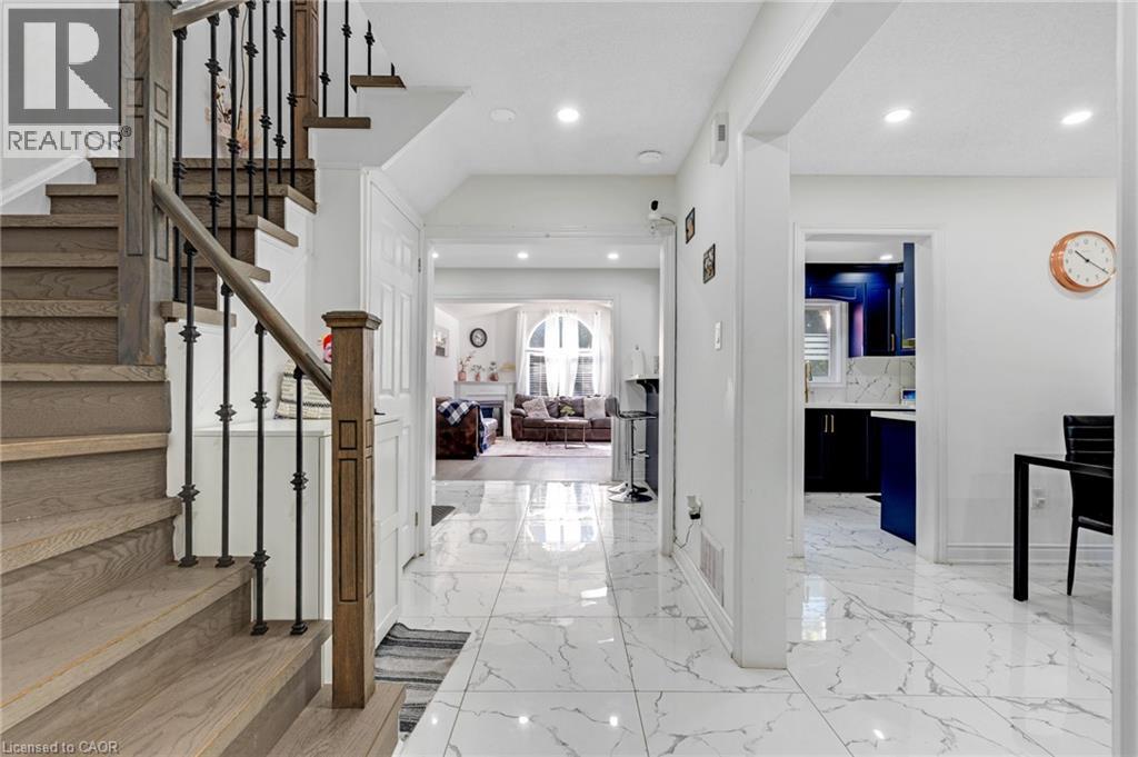 100 ANGLEROCK Drive