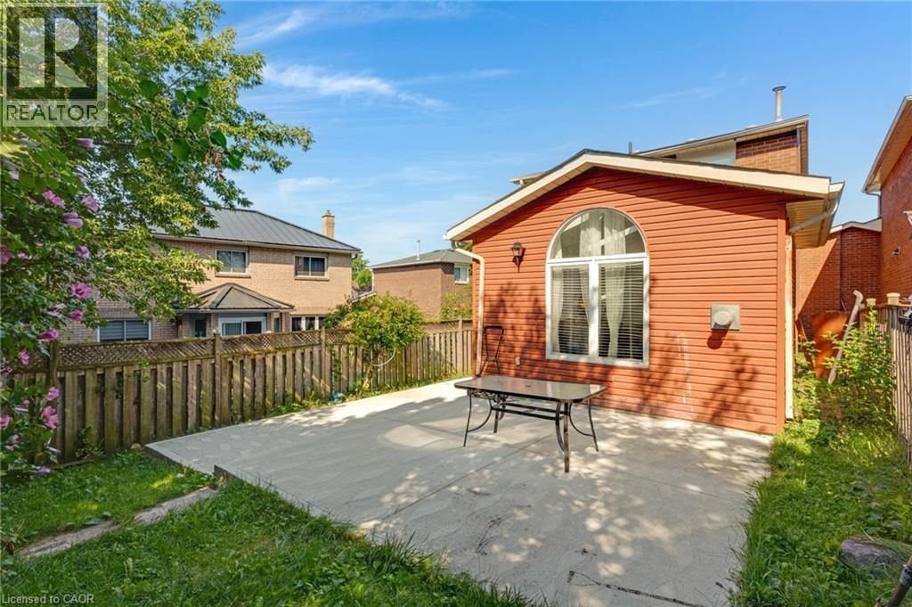 100 ANGLEROCK Drive