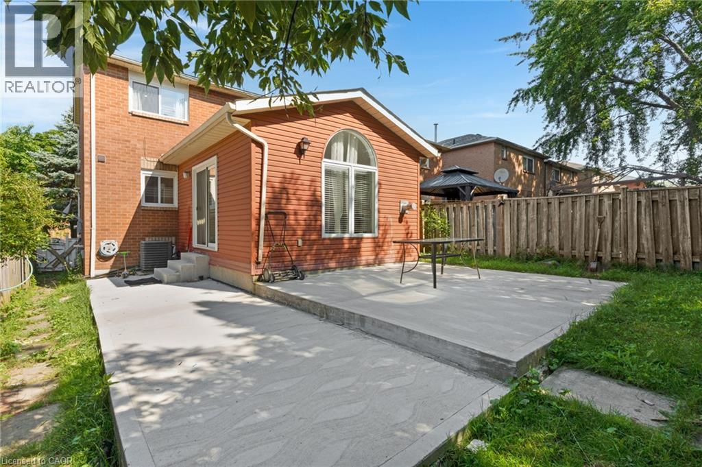 100 ANGLEROCK Drive