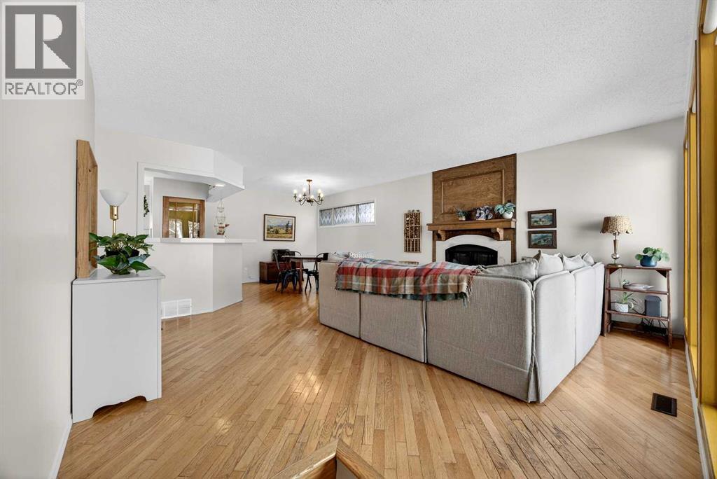 100 Strathcona Close SW