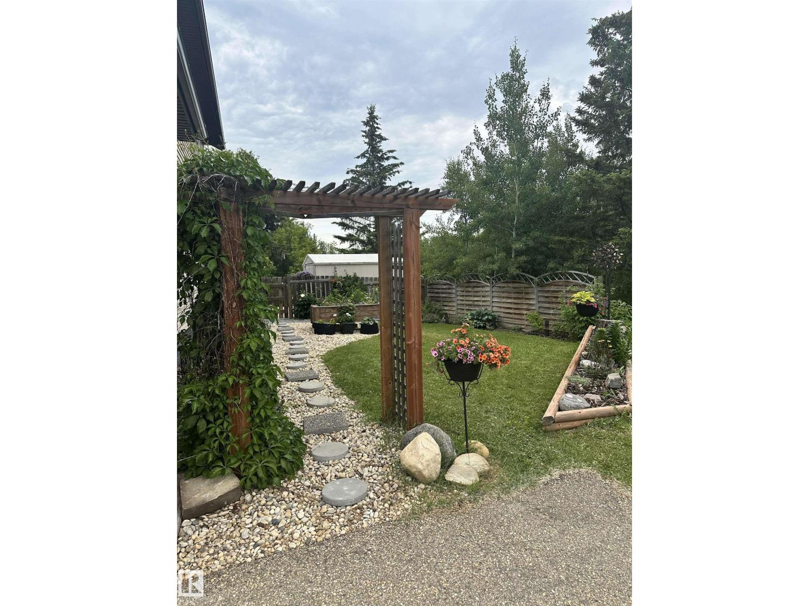 501 LAKESIDE DR