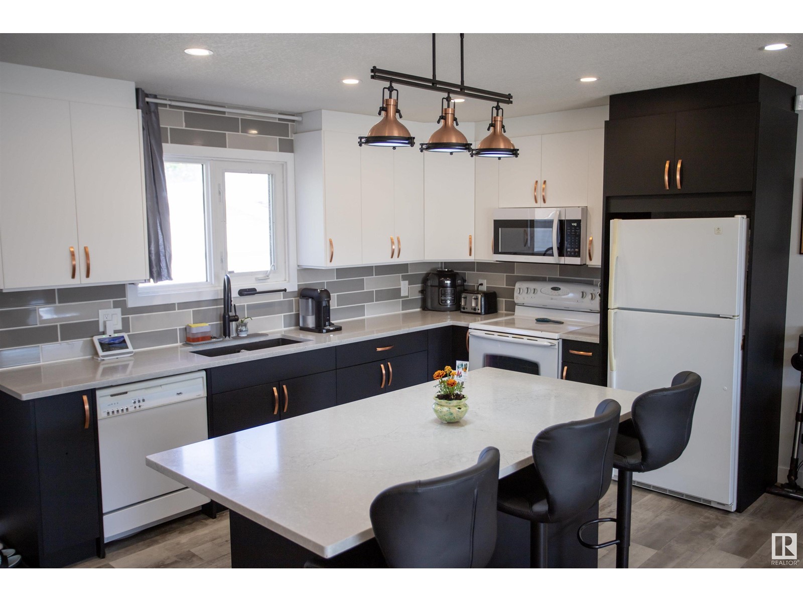 14207 25 ST NW