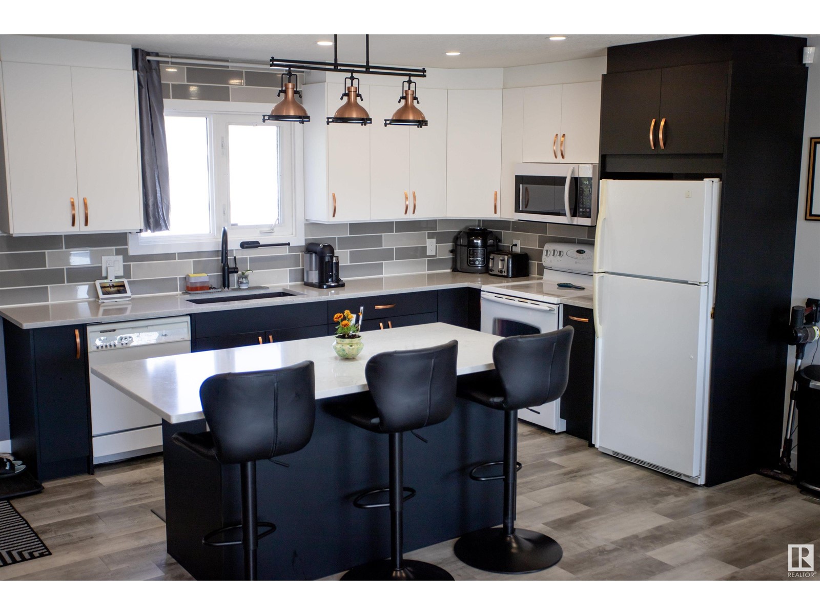 14207 25 ST NW