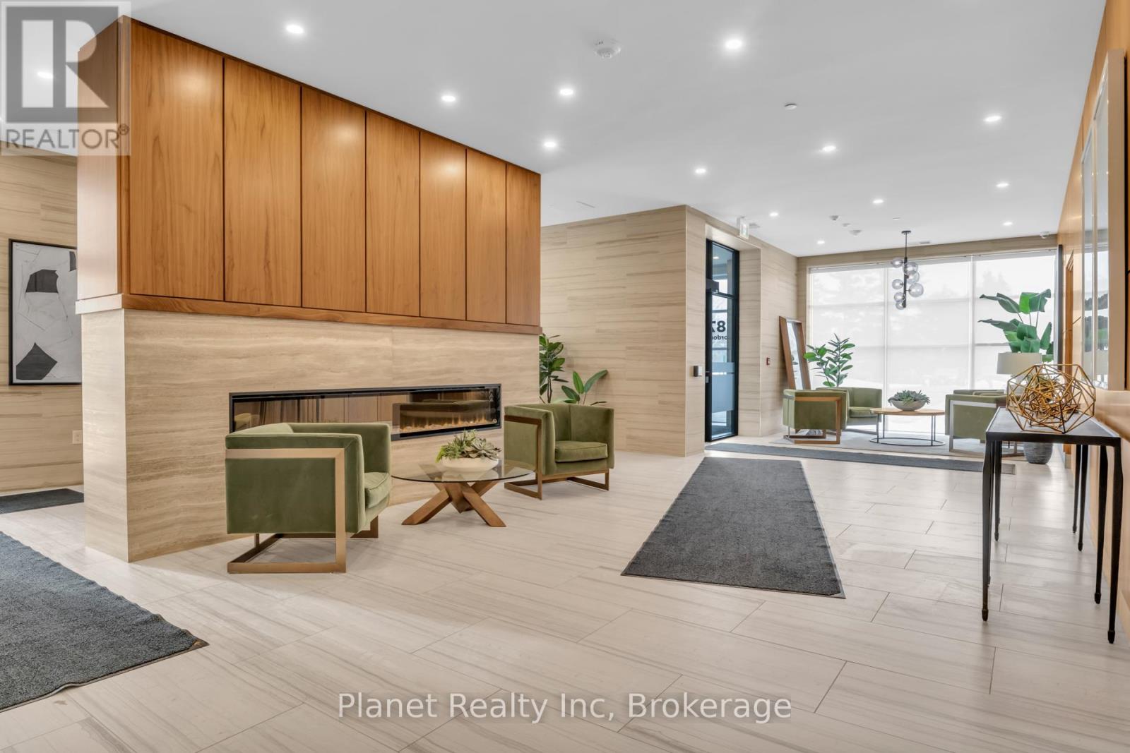 910 - 1878 GORDON STREET