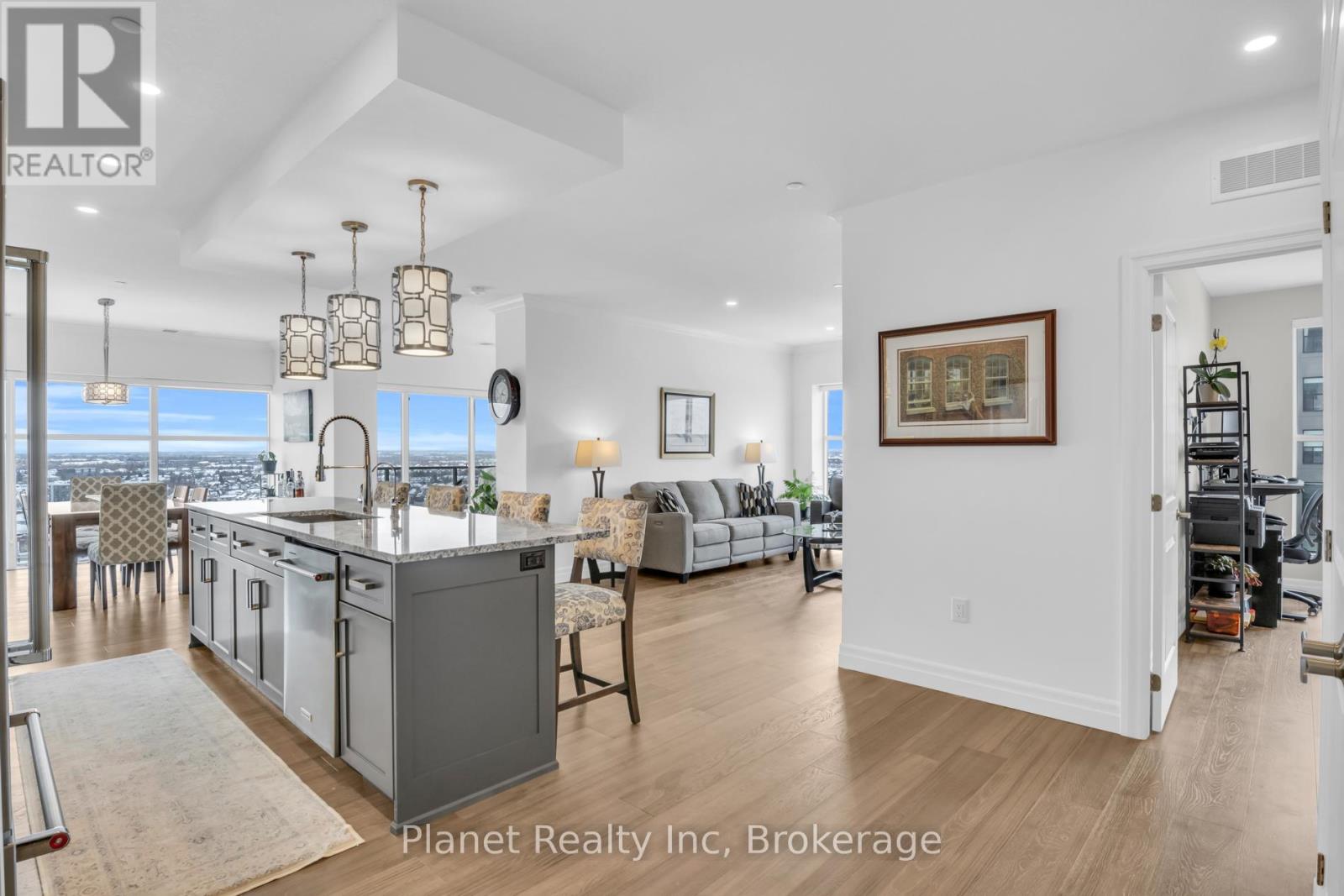 910 - 1878 GORDON STREET