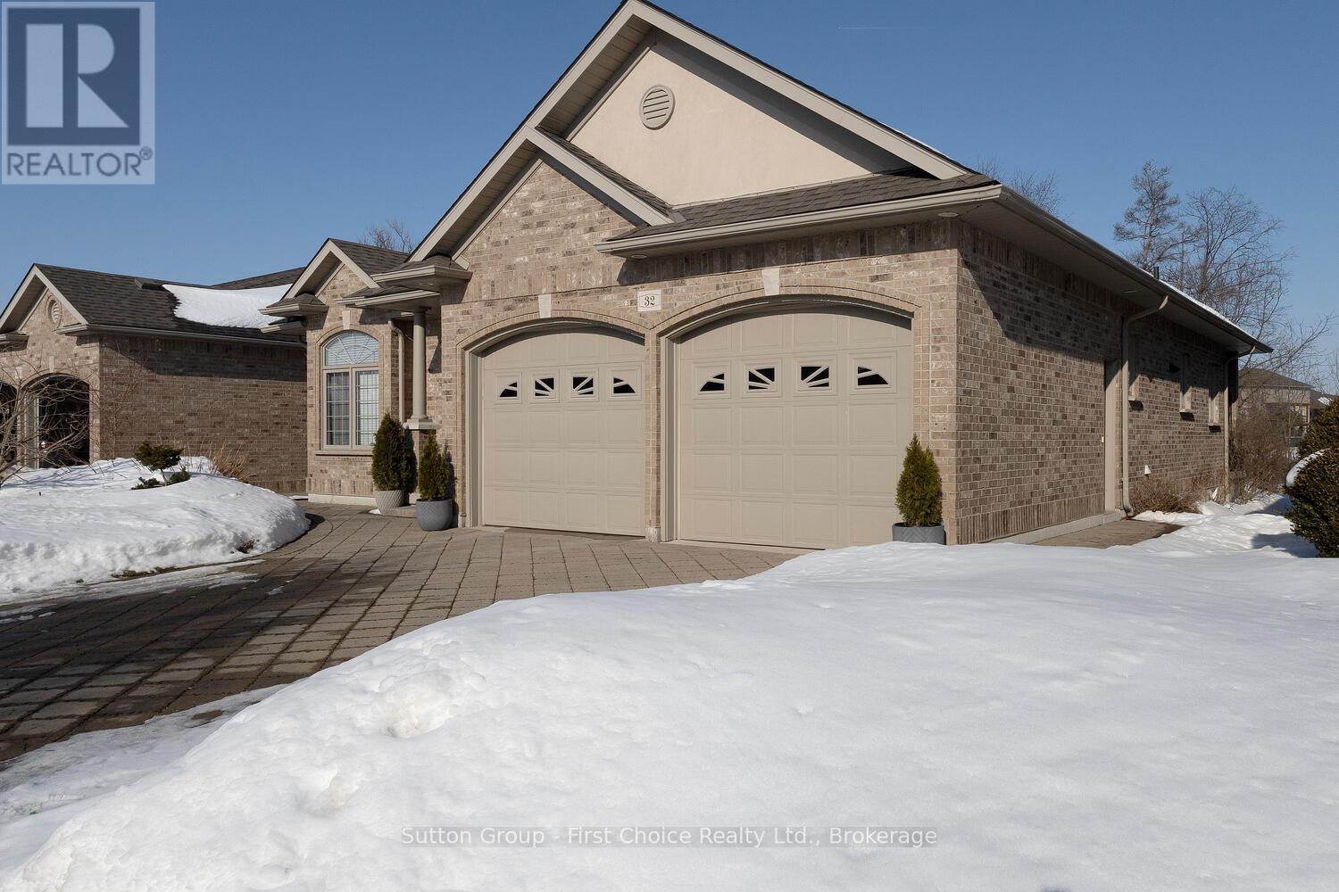 32 NORTH POINTE DRIVE