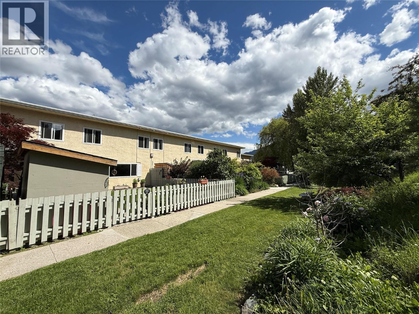 467 Richards Street W