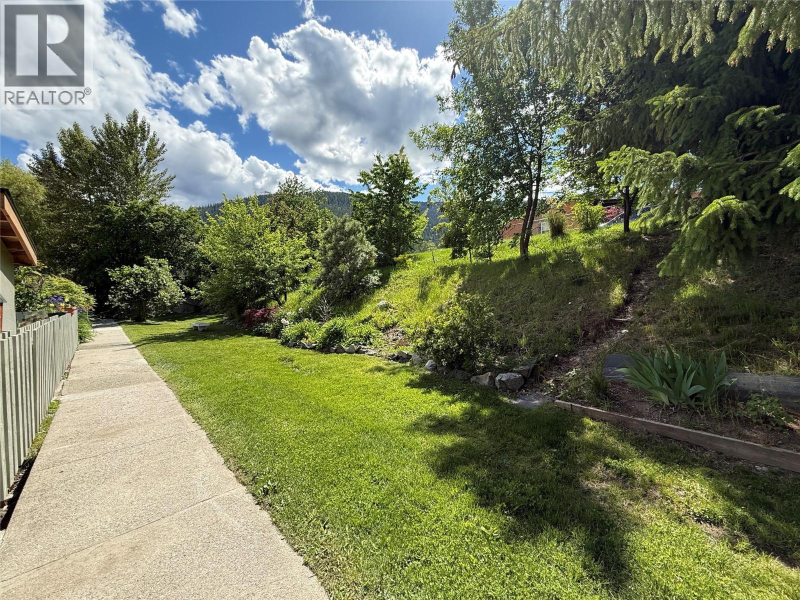 467 Richards Street W