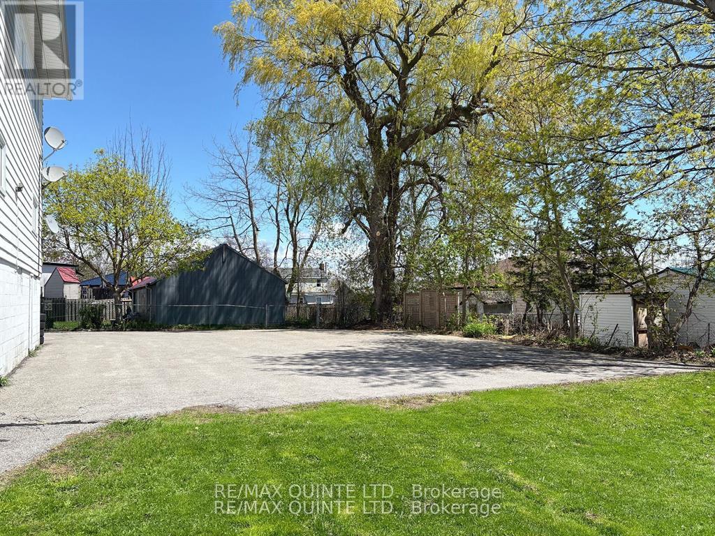 263 DUNDAS STREET W