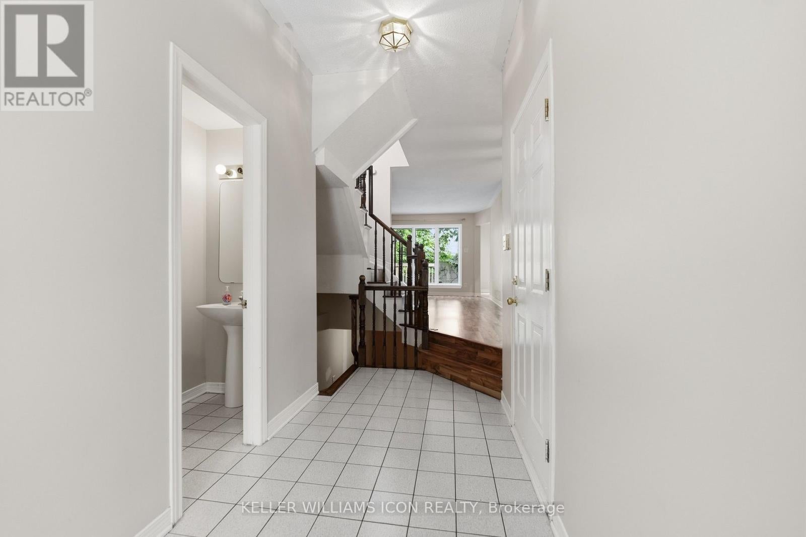 121 THORNBURY CRESCENT