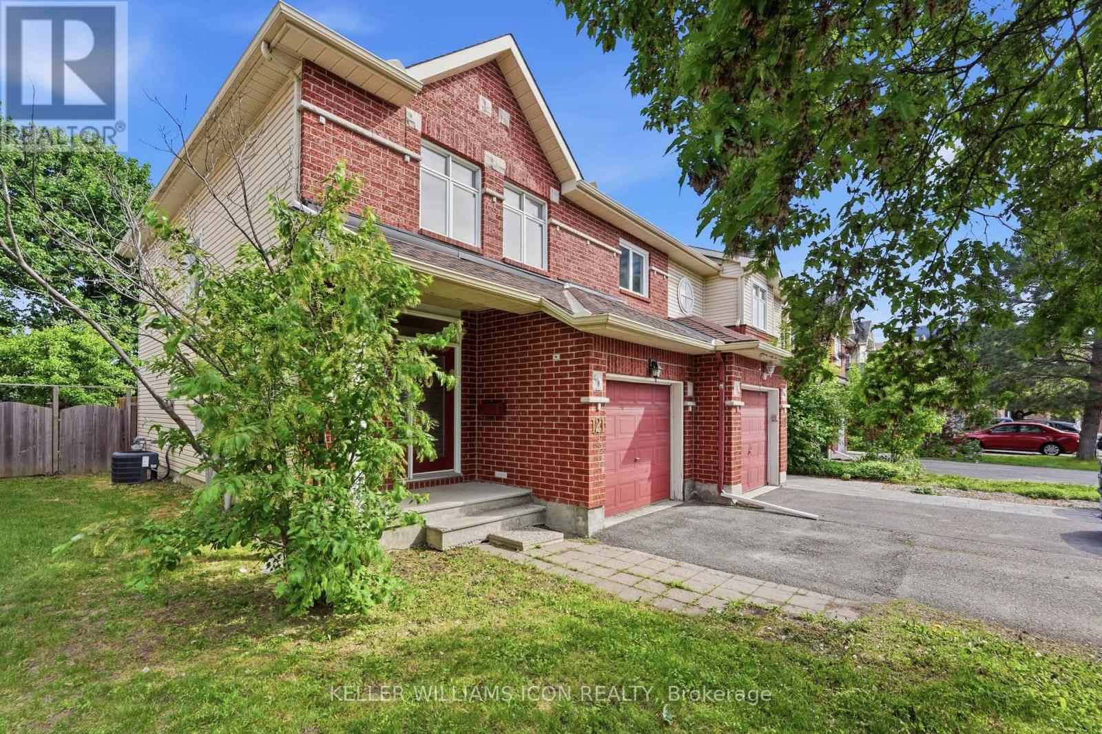 121 THORNBURY CRESCENT