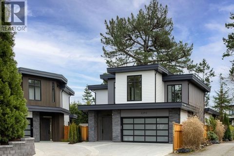 2293 Adela Pl Sidney BC V8L1R2