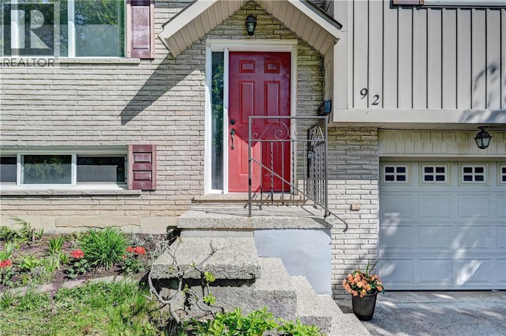 92 PINEMEADOW Crescent