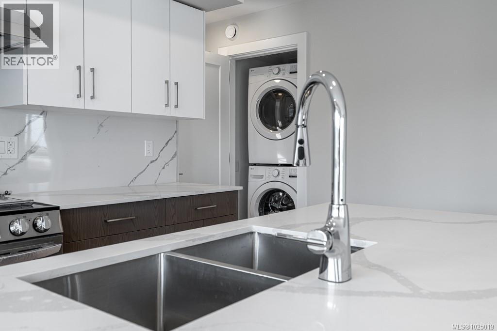 211 171 Jensen Ave W