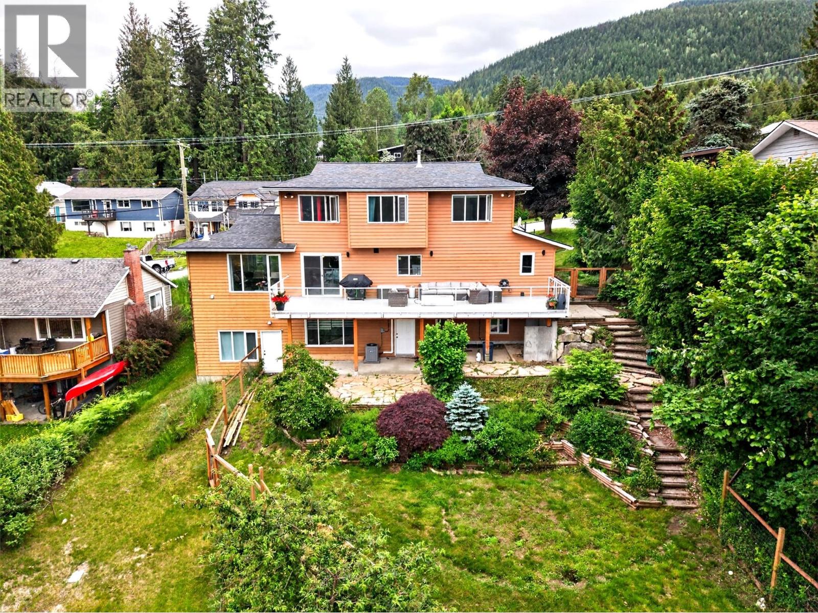 604 Innes Street W