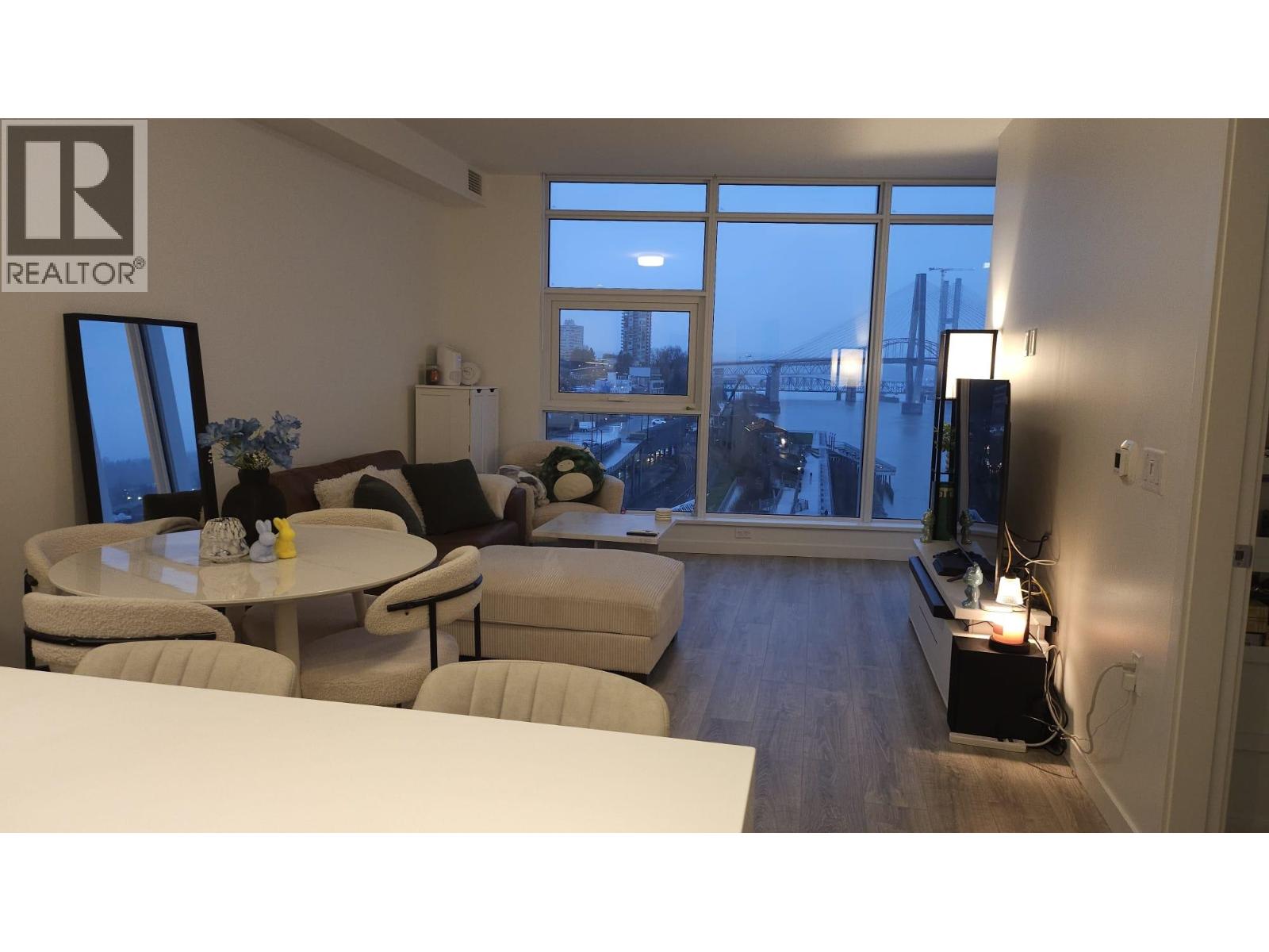 802 660 QUAYSIDE DRIVE