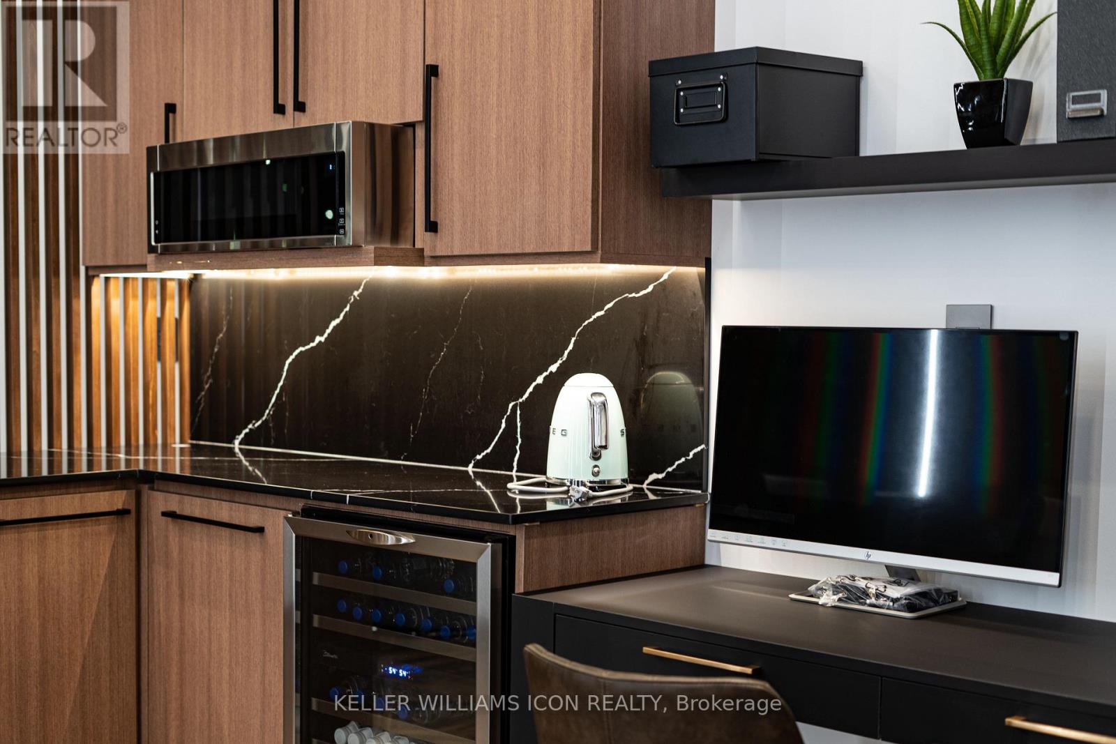 6 - 224 HUNT CLUB ROAD