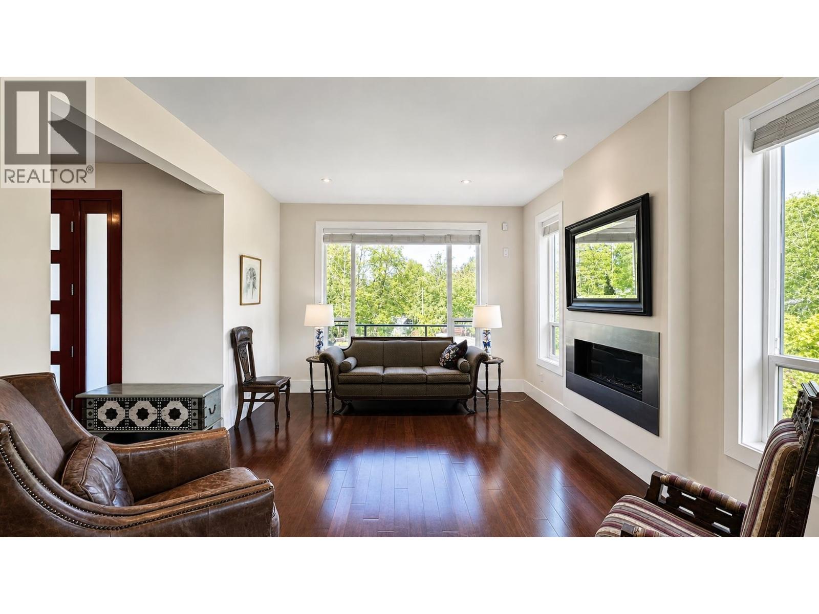 300 LAURIER AVENUE