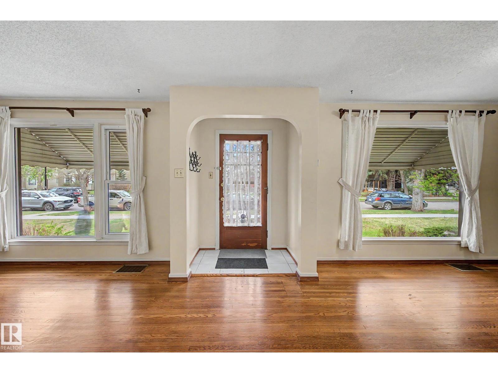 10523 137 ST NW