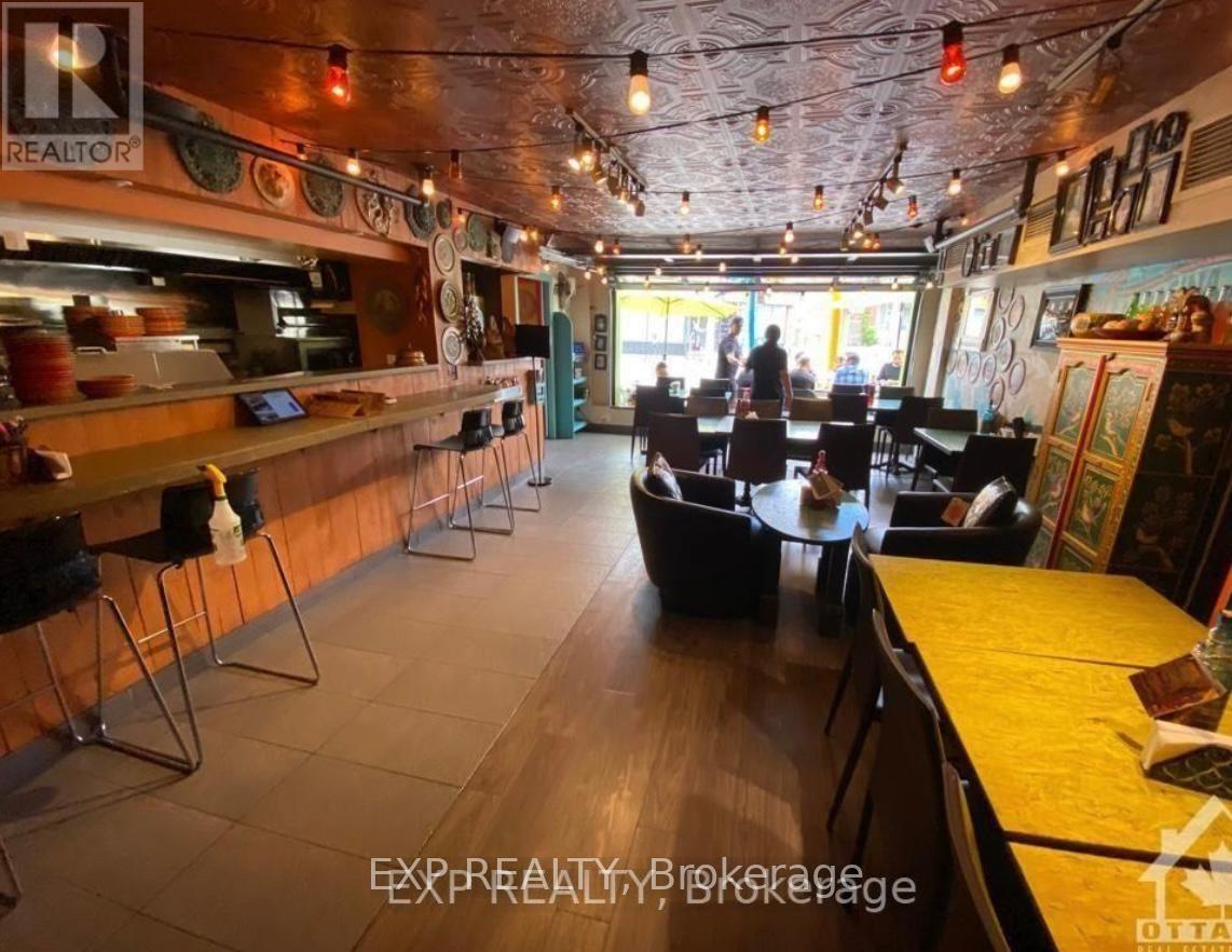 1079 WELLINGTON STREET W