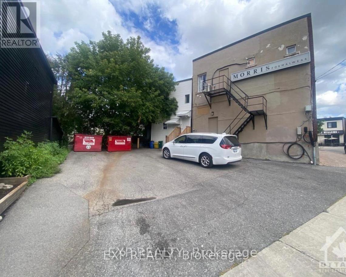 1079 WELLINGTON STREET W