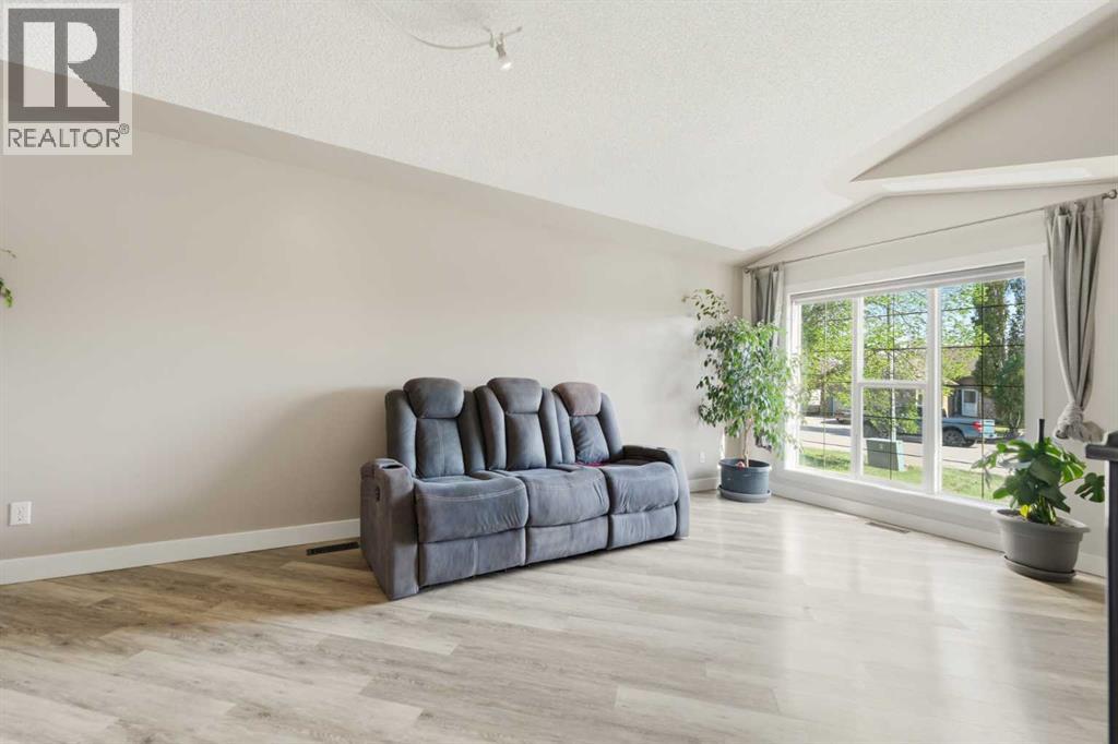 206 Highwood Village Place NW