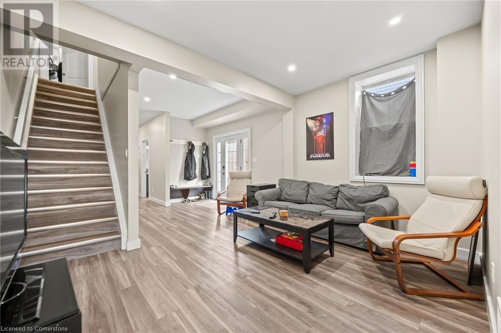 51 COLLEGE Avenue W