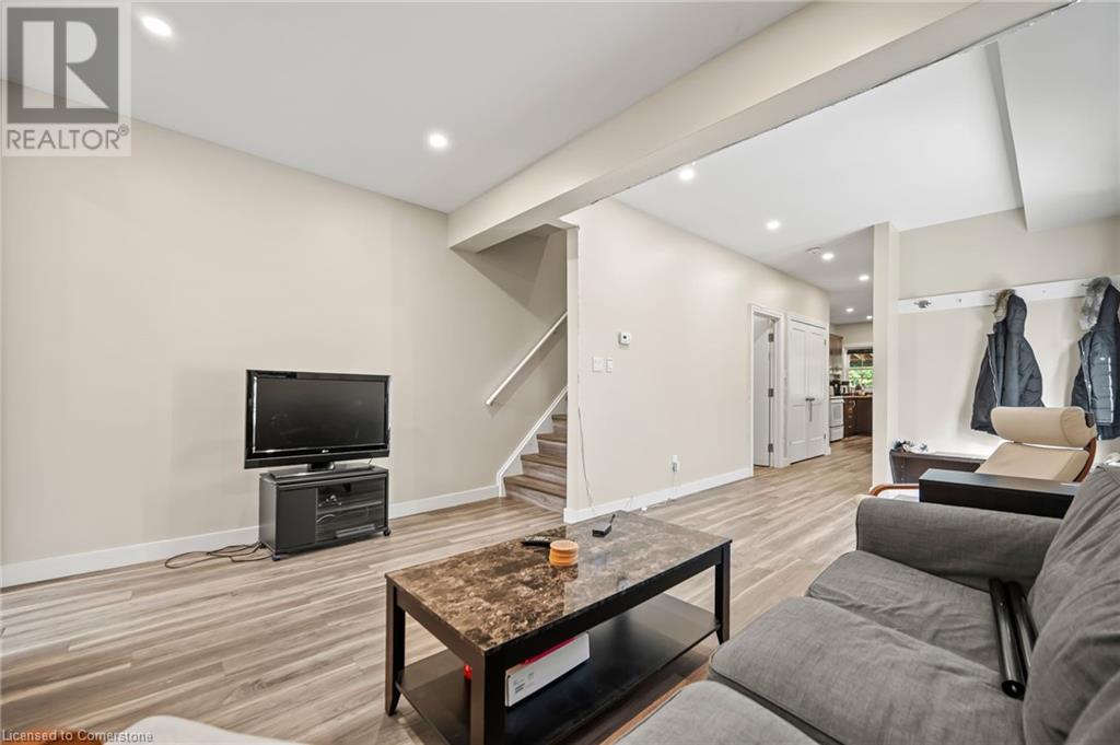 51 COLLEGE Avenue W