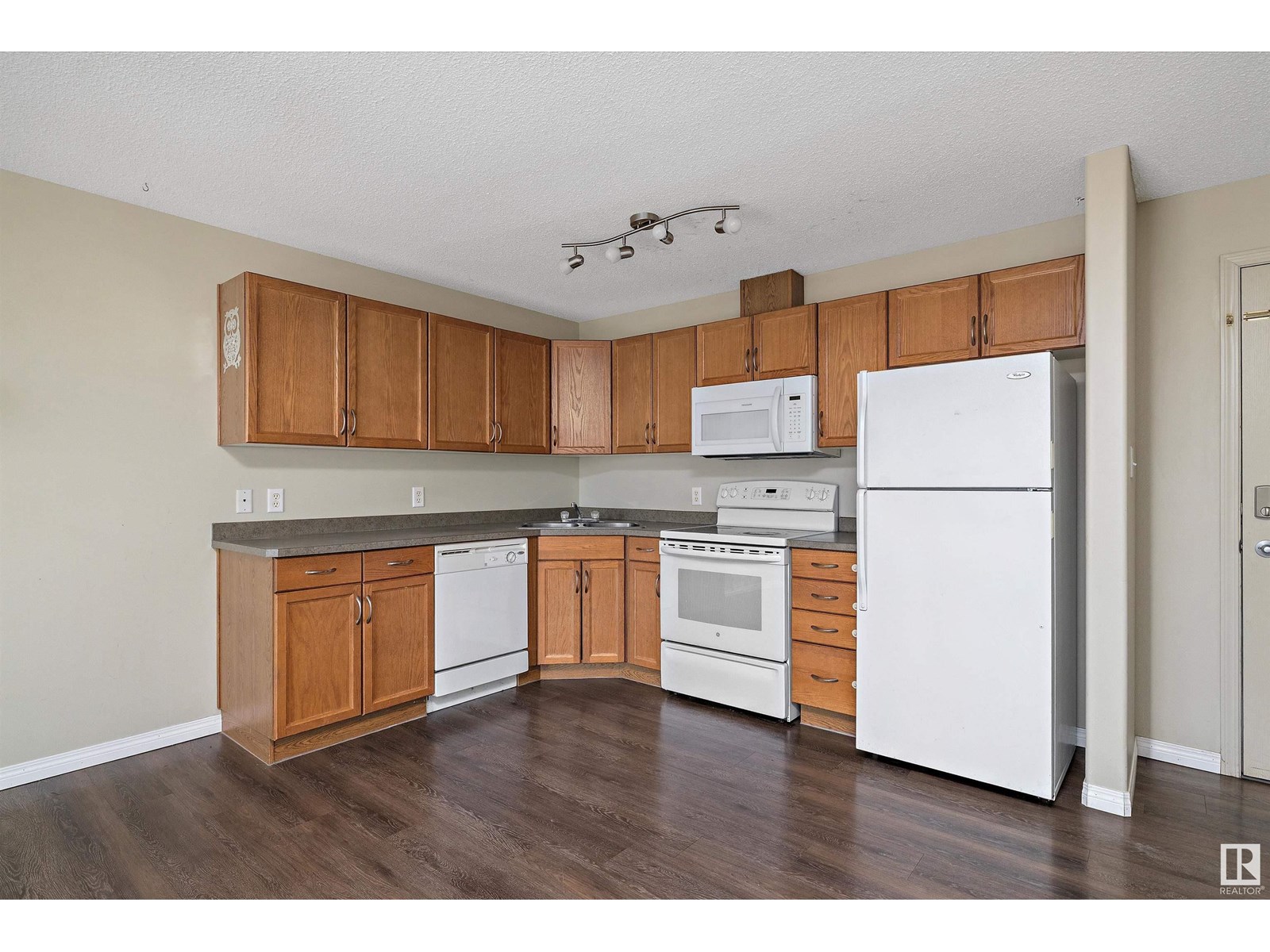 #404 309 CLAREVIEW STATION DR NW