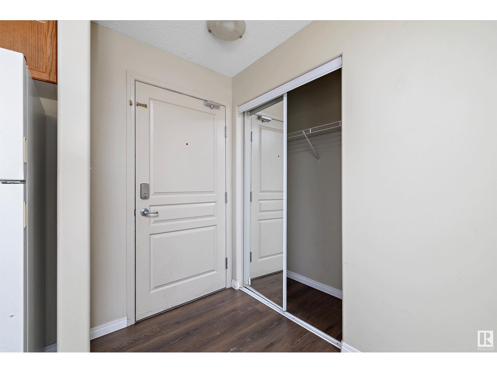 #404 309 CLAREVIEW STATION DR NW